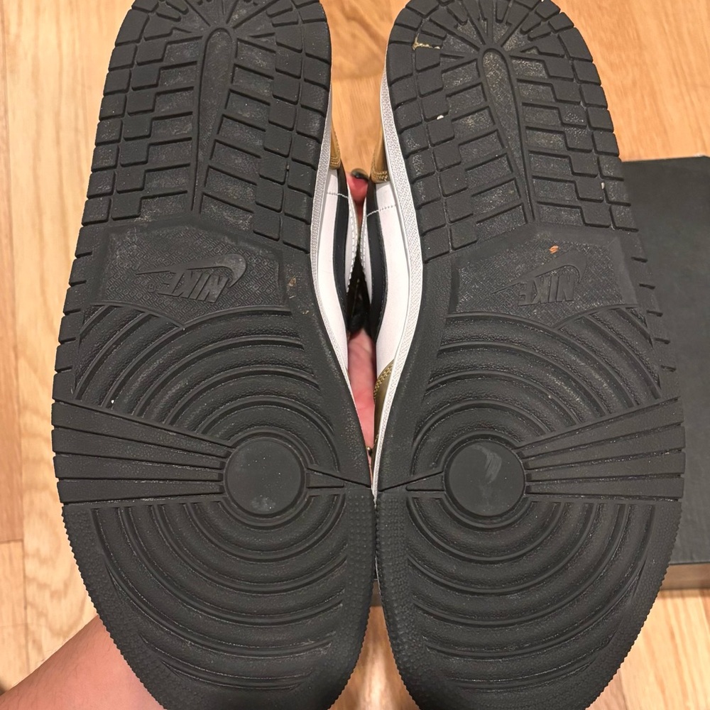 Air Jordan 1 Mid SE Metallic Gold - Picture 7 of 8